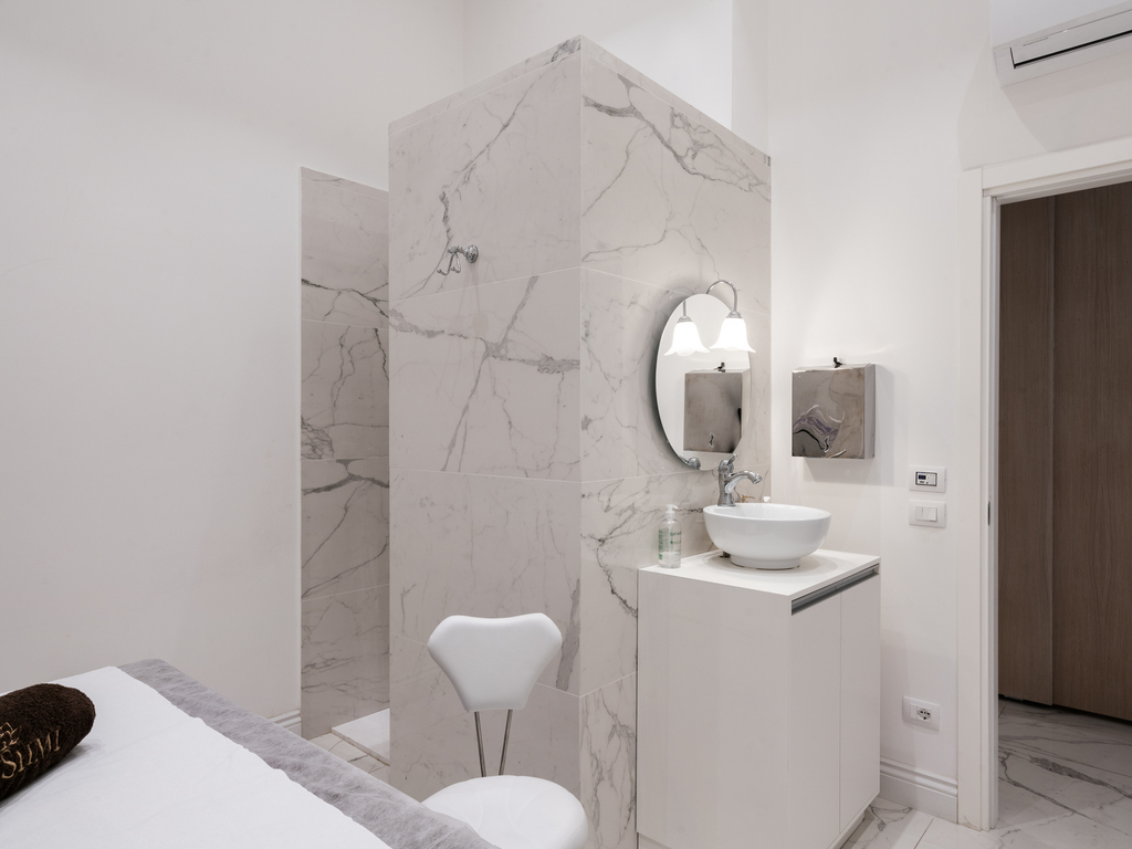 bagno spa design NAIMA Reggio Calabria lavabo sospeso marmo interior Crucitti Architetti