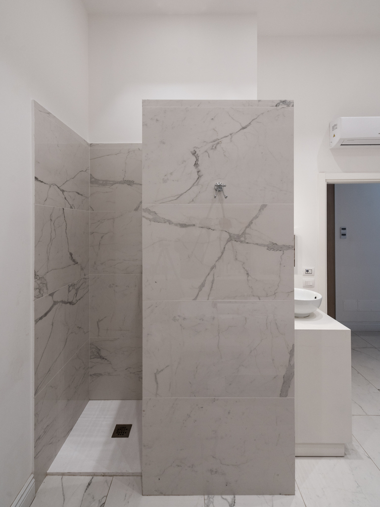 doccia spa rivestimento marmo gres porcellanato Marazzi NAIMA design wellness Crucitti Architetti