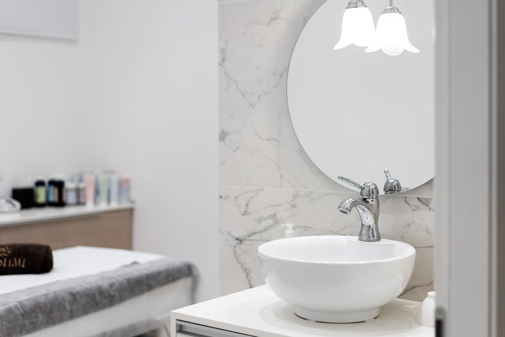 bagno design spa NAIMA Reggio Calabria lavabo marmo specchio tondo interior design Crucitti Architetti