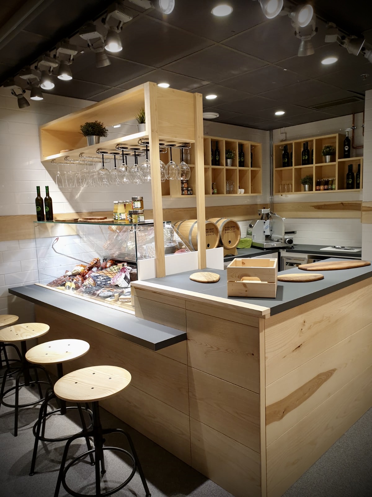 nterno Kantina Helsinki banco street food con sgabelli legno design moderno Crucitti Architetti