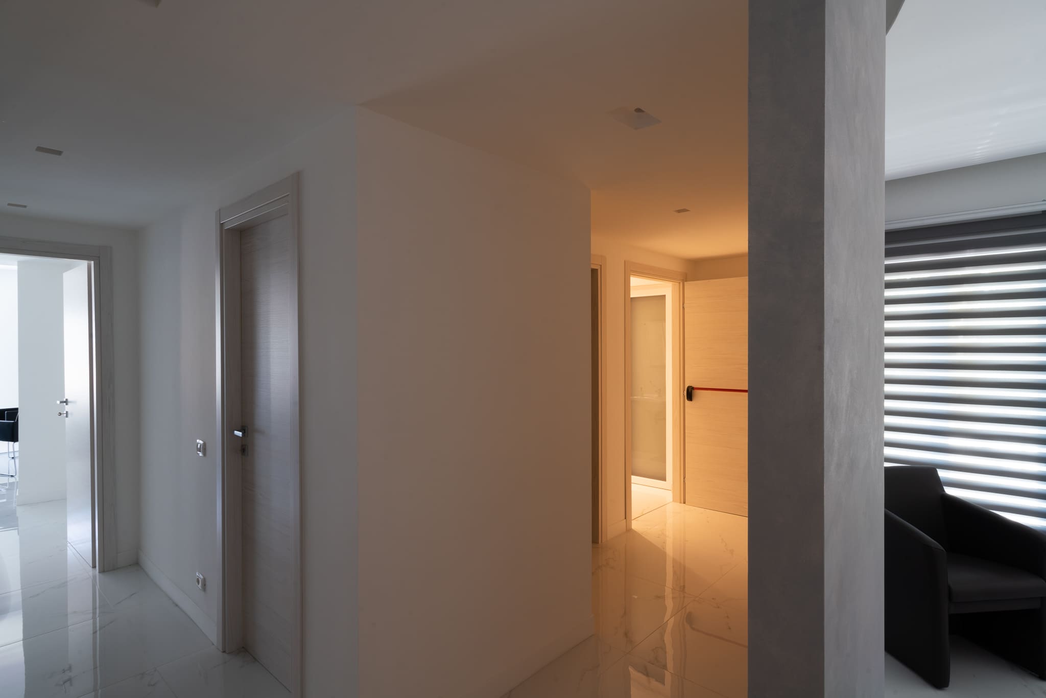 corridoio studio medico Reggio Calabria illuminazione moderna Crucitti Architetti