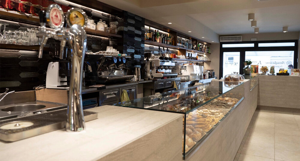 bancone bar con macchina caffè professionale torrefazione design Crucitti Architetti