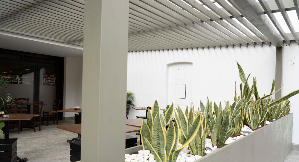 dettaglio pergola bioclimatica con piante e luce naturale torrefazione Crucitti Architetti