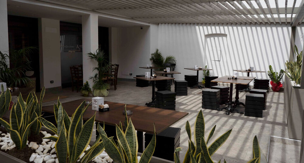 sala interna torrefazione design con tavoli e luce naturale progetto Crucitti Architetti