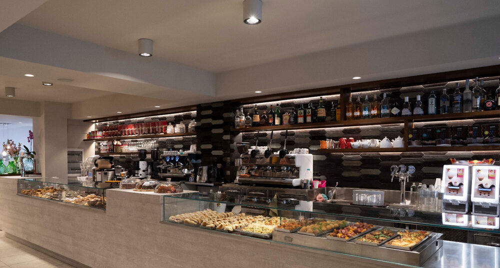 bancone bar torrefazione con esposizione prodotti e caffè progetto Crucitti Architetti