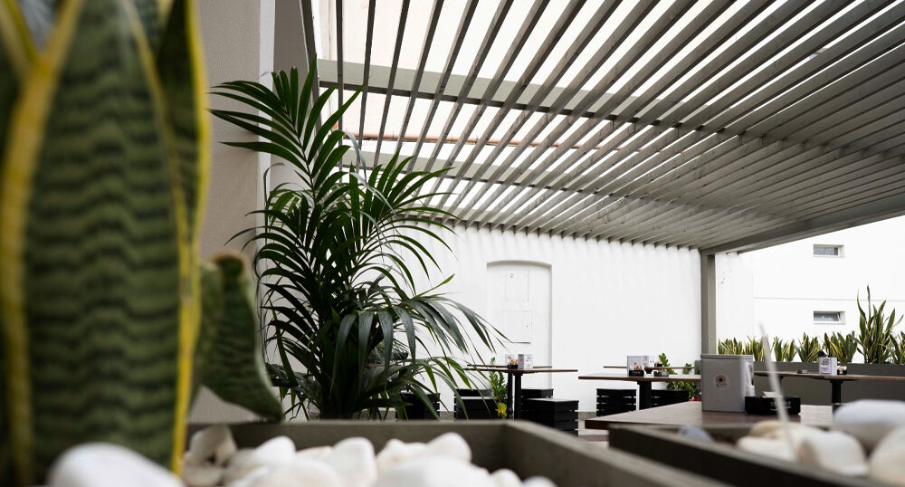 pergola bioclimatica con area esterna torrefazione design progetto Crucitti Architetti