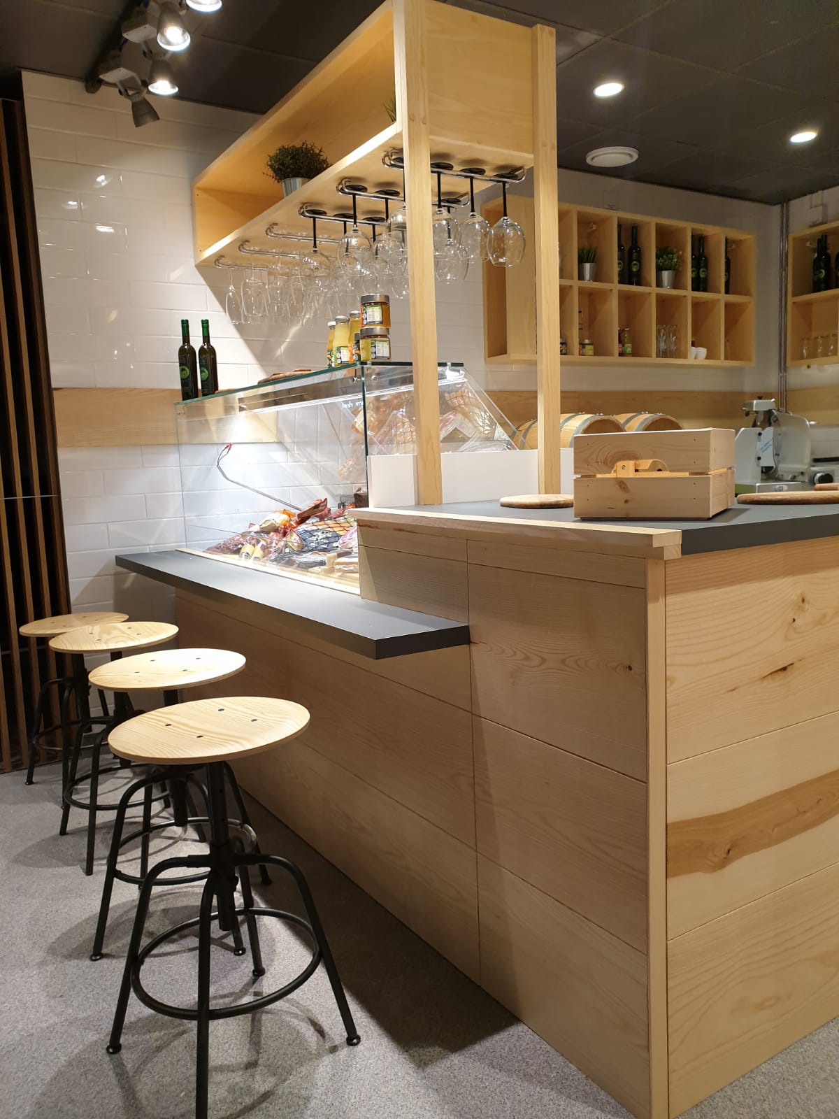 bancone angolare street food italiano Kantina Helsinki design minimal legno Crucitti Architetti