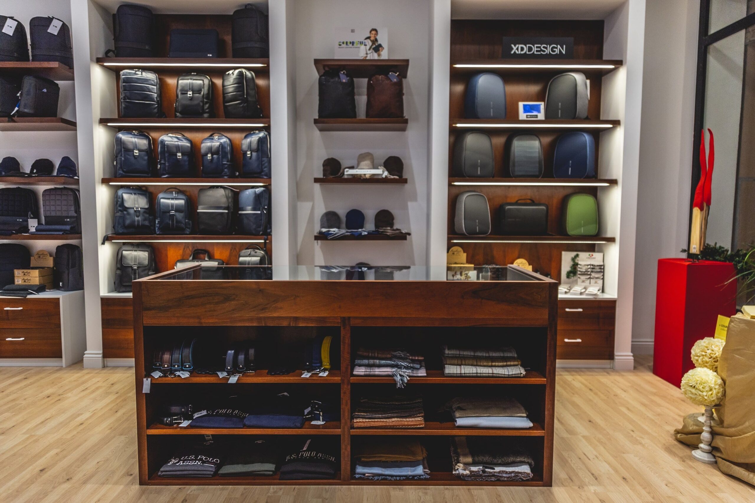 arredi su misura negozio pelletteria Crucitti Architetti Reggio Calabria retail design