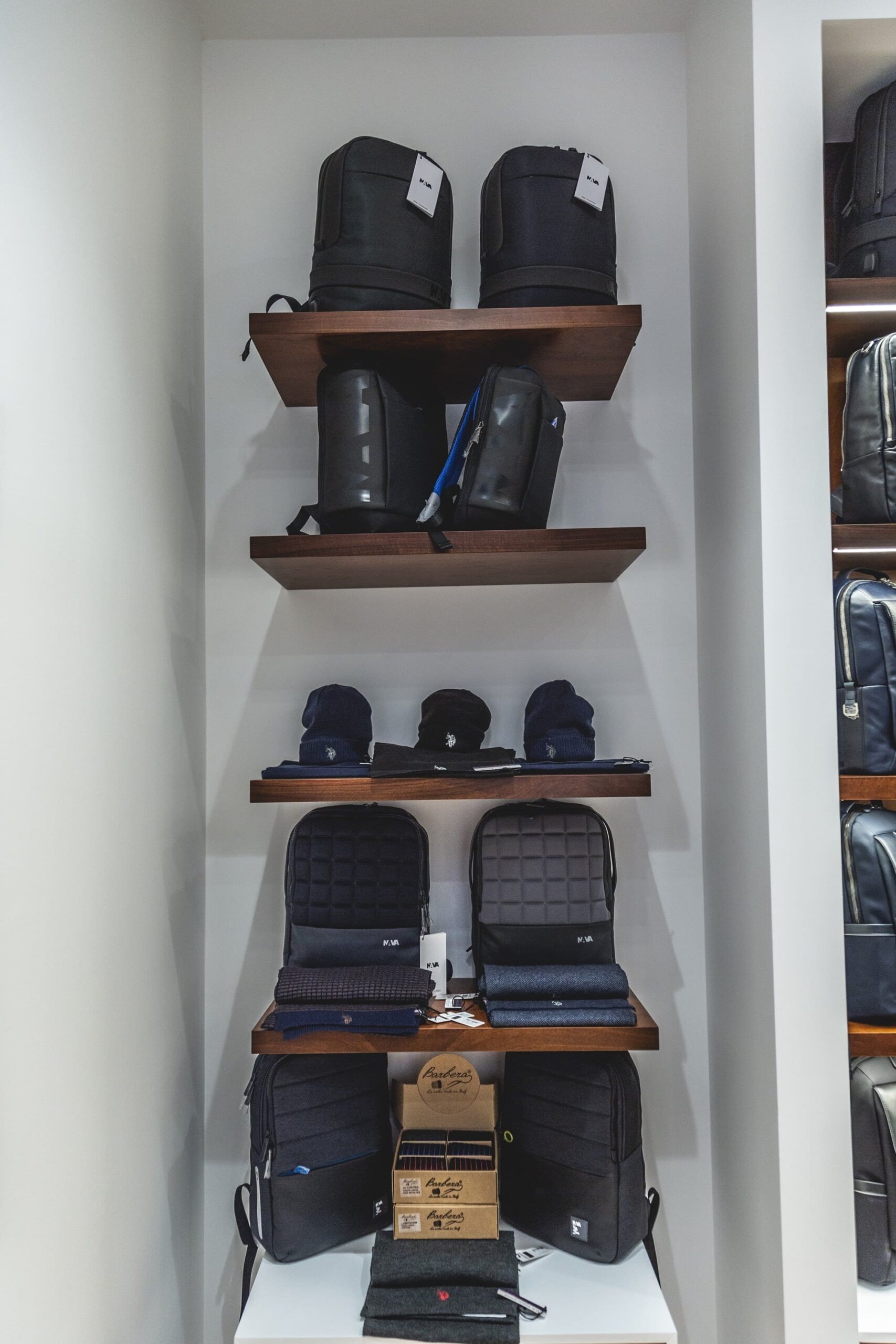 boutique pelletteria Reggio Calabria design negozio Crucitti Architetti esposizione borse