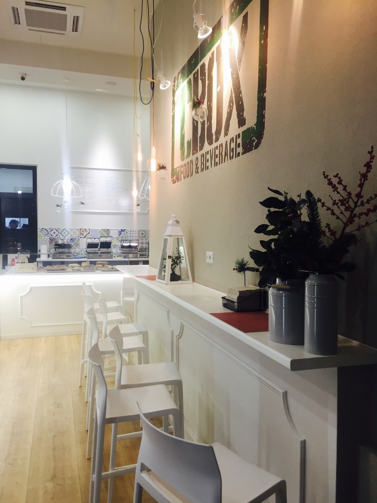 bancone con sgabelli CBOX Reggio Calabria design moderno locale food Crucitti Architetti