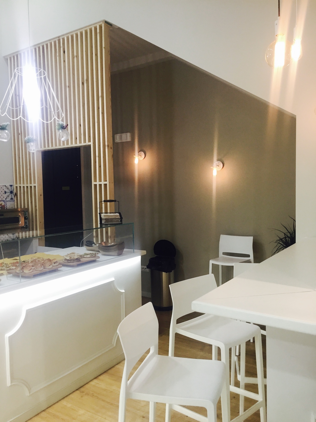 interno CBOX Reggio Calabria tavoli minimal design locale moderno fast food Crucitti Architetti