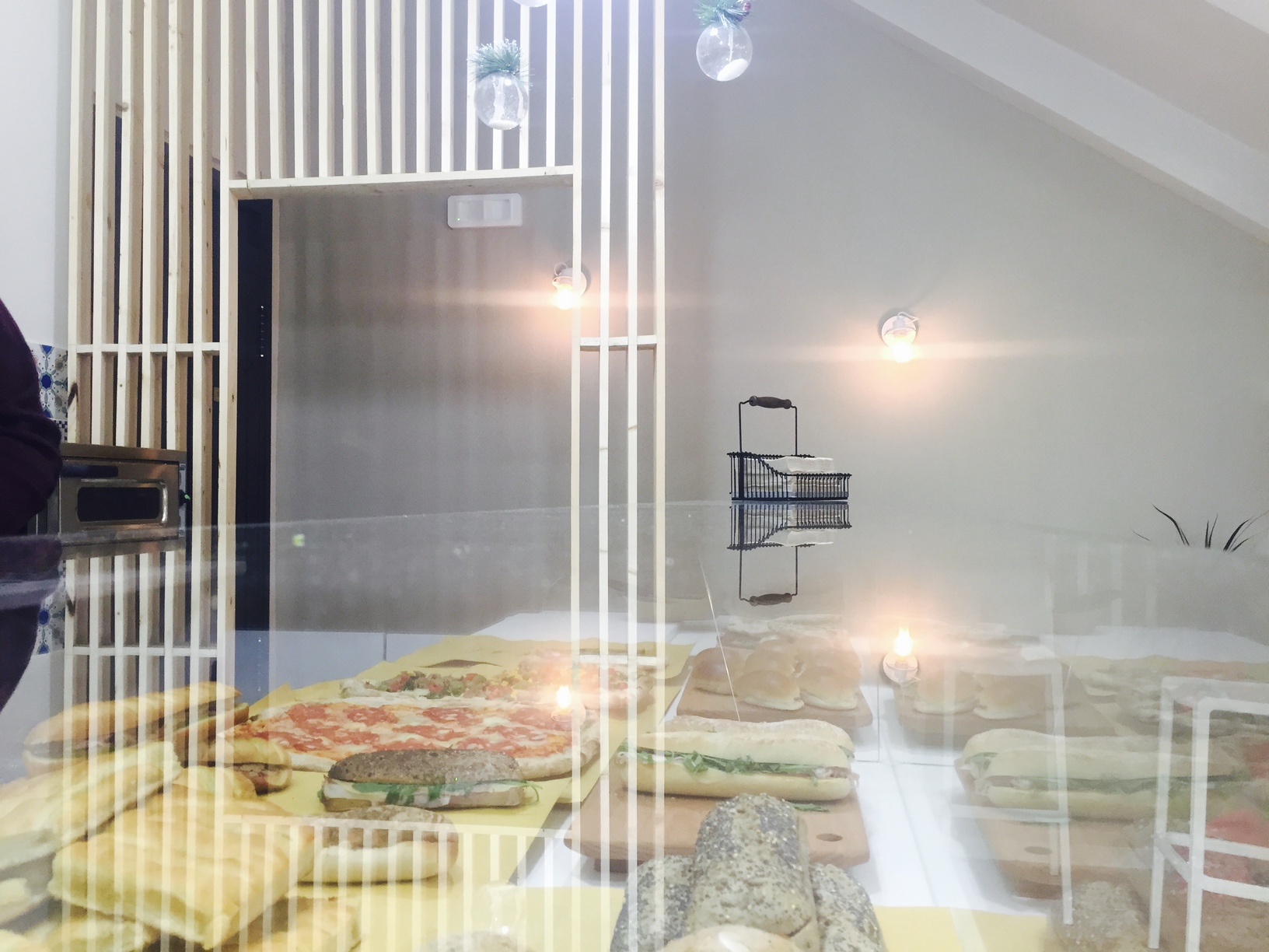 bancone pizzeria moderna CBOX Reggio Calabria design interno locale food minimal Crucitti Architetti